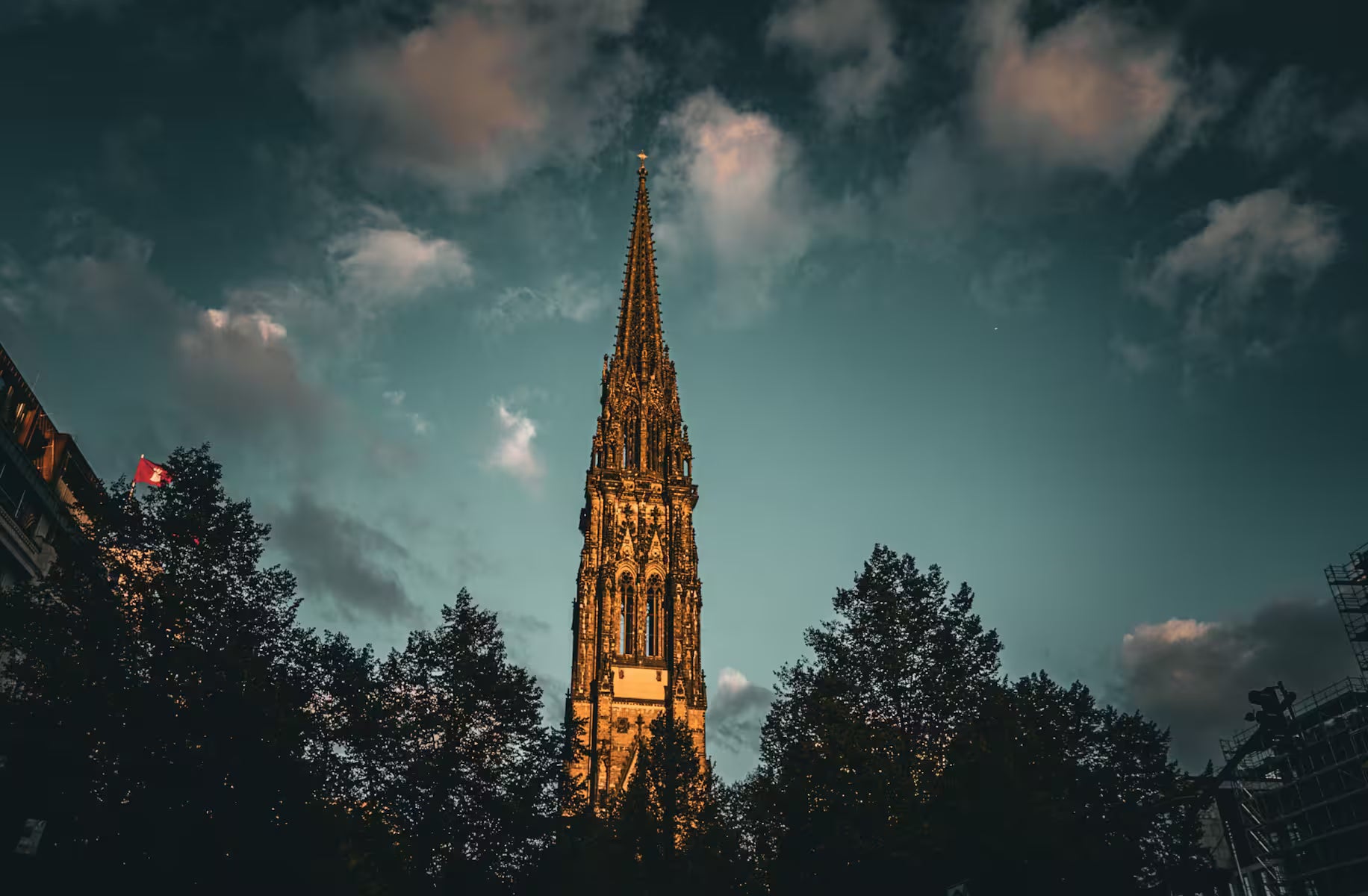St. Nikolai Mahnmal Hamburg – Gedenkort & Station im Stadtspiel Urban Puzzle Hamburg