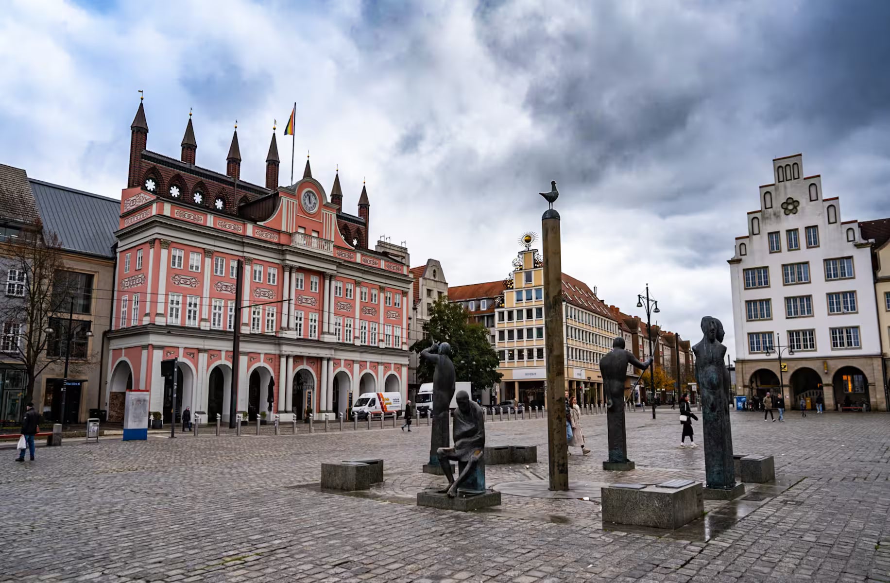 Neuer Markt Rostock mit Rathaus – zentrale Station im Stadtspiel „Im Schatten des Greifs“