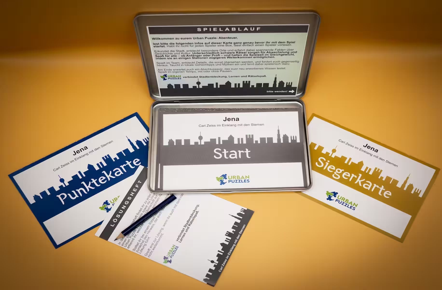 Inhalt der Stadtspiel Jena Box – Spielkarten, Punktetafel, Anleitung und mehr.
