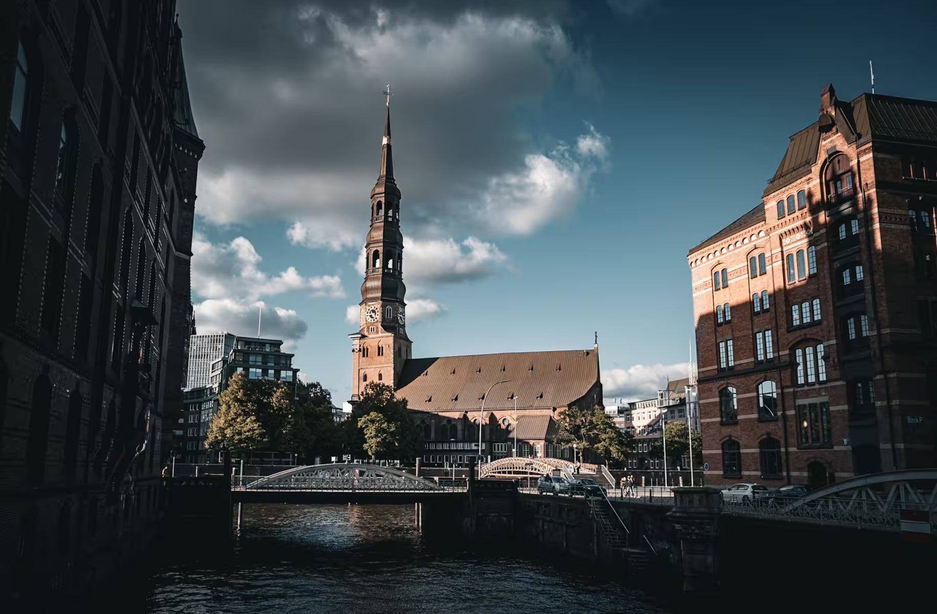 Blick aus der Speicherstadt in Richtung Hamburger Innenstadt – Station im Stadtspiel Urban Puzzle Hafenchroniken